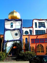 People Have Created A Building Based On Hundertwasser S Art Work Friedensreich Hundertwasser Maison Autour Du Monde Maisons Insolites
