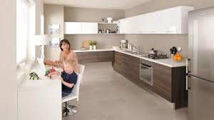 Cuisine b1 laque blanche avec plan de travail stratifié, plan bar en frêne et porte coulissante en verre, prix sur demande, bulthaup. 5 Cuisines Signees Cuisinella Diaporama Photo