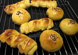 2)masukkan bahan b kacau dan gaul hingga sebati dan akhir sekali masukkan air sejuk. Cara Membuat Isian Roti Coklat