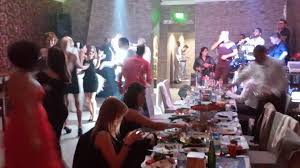 Inciralti Raba Bar Da Suha Ve Ersin Kuskanat Ile Sinirsiz Eglence Sinirsiz Alkollu Menuler Tek Kisi 75 Tl Cift Kisi 134 Tl