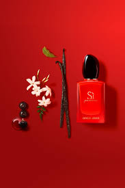 Experience a chic enchanting women's fragrance si eau de parfum by giorgio armani beauty. Floral Und Intensiv Si Passione Intense Neu Von Armani Source By Armanibeauty De In 2020 Armani Si Giorgio Armani Si Floral Fragrance
