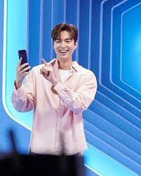 He is the lead vocalist and visual of the boy . L On Twitter This Is The Smile Of The Korean Wave Prince Actor Lee Min Ho Gave A Bright Smile Thru His Ig Post He Is Smiling Brightly Wearing A Pink Shirt