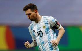 Messi sostiene la copa américa en la cancha del maracaná, este sábado.bruna prado / ap. Ibh34jqieb317m