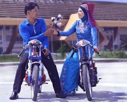 Akhirnya setelah tujuh bulan mengarungi kehidupan berumah tangga (cieee), terkumpul juga mood untuk nulis. 3photography On Twitter Prewedding Konsep Drag Race By 3photography Sharefotografi Http T Co Zrwy77wpat