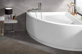 Il est loin le temps où une salle de bain exiguë ne pouvait pas accueillir de baignoire. La Baignoire D Angle Ideale Dans Une Petite Salle De Bain Espace Aubade