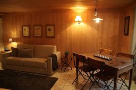 La decoración rústica de interiores es un estilo que no pasa de moda y que se puede convertir en un auténtico arte cuando se combina con elementos más modernos. Interior De Un Salon De Estilo Rustico Decoracion Del Hogar