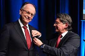 Hij is huisarts en werkt als onderzoeker aan de ontwikkeling van geneesmiddelen. Prof Dr Pim Van Gool Bij Afscheid Verrast Met Erelidmaatschap Nieuwsbericht Gezondheidsraad