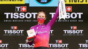 Demi vollering of the sd worx team celebrates winning la course by le tour de france in a tight finish, with eight cyclists given the same time. S2wo1wuktul5 M