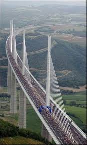 Millau Viaduct France Stands 1 118 Feet At Its Tallest Point Above The Tarn River Bridge Love Bridge France