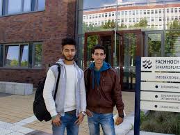 Ein Aufregender Tag Fur Mimmy Badr Links Und Hamdari Mehde Rechts Die Beiden Jungen Manner Gehoren Zu Den Hunderten Von Menschen Jungs Fachhochschule Mann
