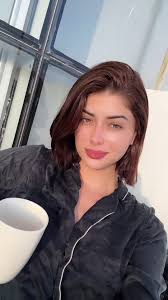 Italy Mora Deslumbra en Vestido Negro