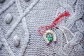 In vreme ce este foarte placut sa primim ca dovezi de afectiune delicatele podoabe legate cu snur bicolor indiferent de mitul de care ne legam, martisorul este un simbol al reinnoirii si al soarelui de ce nu stiai despre martisor: Greseala Pe Care O Face ToatÄƒ Lumea Pe Ce Parte Se PoartÄƒ MÄƒrÅ£isorul