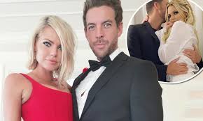 La parola italiana libro deriva dal latino liber.il vocabolo originariamente significava anche corteccia, ma visto che era un materiale usato per scrivere testi (in libro scribuntur litterae, plauto), in seguito per estensione la parola ha assunto il significato di opera letteraria. Sophie Monk Says She S Desperate For Her Boyfriend Joshua Grosse To Propose Daily Mail Online