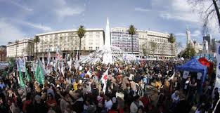 La presidenta de la asociación madres de plaza de mayo aseguró haber sido amenazada de muerte este sábado por la madrugada a través del portero eléctrico de su vivienda y mediante un llamado a su teléfono particular. Las Madres De La Plaza De Mayo Realizan Su Manifestacion Numero 2 000 Publico