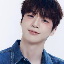 Kang Daniel Tampil Memesona dalam Foto Profil di Agensi Baru