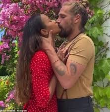 19 июня 2020/кино и сериалы. Zoe Saldana Sich In Einer Sehr Grafischen Kuss Mit Ehemann Marco Perego Aktuelle Boulevard Nachrichten Und Fotogalerien Zu Stars Sternchen
