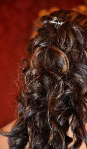 Su capelli corti, di una lunghezza media o lunga, il look wavy, arrivato già da anni non accenna a tramontare, sembra un imprescindibile e non . 18 Acconciature Sposa Capelli Lunghi Per Risparmiare Sr Blog