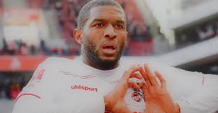 1. FC Köln-Torjäger Anthony Modeste signiert ein Wandbild