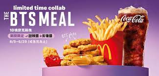 麦当劳 the bts meal 套餐包括10片chicken mcnuggets、coke 饮料、薯条以及全新特制酱料sweet chili sause 和cajun sauce! Vvu 6kj20kcaxm