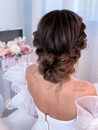 🤍 There's something beautiful about a hairstyle that doesn't ask for attention… it simply belongs. This soft, relaxed bridal updo combines effortless texture, a romantic low bun, and timeless elegance for a