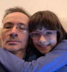 Iulia albu este una dintre cele mai renumite vedete din românia și este de asemenea recunoscută pentru stilul său extravagant pe care îl adoptă iulia albu a fost căsătorită cu creatorul de modă mihai albu, de care a divorțat în 2013, după opt ani de căsnicie. Cat A Stat Departe Mihai Albu De Fiica Lui È™i Din Cauza Cui Tabu