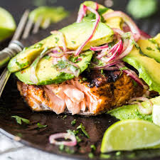 Low Carb Vom Rost Gegrillter Lachs Mit Avocado Salsa Rezept Gegrillter Lachs Rezepte Lachs Rezept