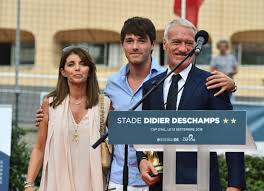 Francouzský fotbalový manažer a bývalý hráč. Didier Deschamps Heureux En Famille Et Avec Le Prince Albert De Monaco Pour L Inauguration D Un Stade A Son Nom Elle