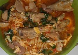 Tumis bumbu yang dihaluskan bersama daun jeruk hingga matang. Seblak Ceker