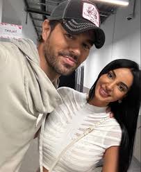 Enrique Iglesias greeting fans backstage at the Coca-Cola Arena in Dubai  couple of nights ago! 📸 🏟️ Coca-Cola Arena (13 SEPT 2024) 📍Dubai, UAE  #EnriqueInDubai 🇦🇪