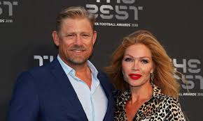 Articles on peter schmeichel, complete coverage on peter schmeichel. Man Utd Footballer Peter Schmeichel Engaged To Model Laura Von Lindholm Hello