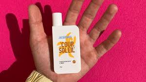 Je suis une grande fan de simon jacquemus, c'est mon créateur préféré, celui qui m'inspire le plus. L Invitation Du Defile Printemps Ete 2020 Jacquemus Est Une Creme Solaire Vogue Paris