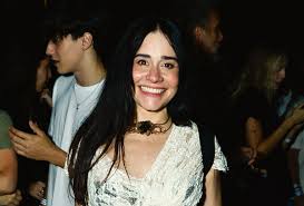 Alessandra Negrini usa vestido de renda transparente e body em show de Djavan