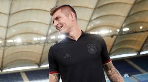 Vier sterne als zeichen der erfolge. Nationalmannschaft Dfb Begeistert Fans Mit Neuem Auswartstrikot