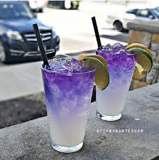 Purple People Eater Cocktail For More Delicious Recipes And Drinks Visit Us Here Www Tipsybartender Com Cocktail Essen Lecker Rezepte