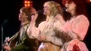 Slipping through my fingers is a song written by björn ulvaeus and benny andersson and recorded by swedish pop group abba from their 1981 album the visitors, with lead vocals by agnetha fältskog. Abba Slipping Through My Fingers Dick Cavett Meets Abba Ubersetzung Und Songtext Lyrics Liedtexte