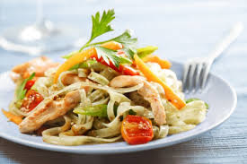 Sepiring pasta gandum dengan saus tomat segar