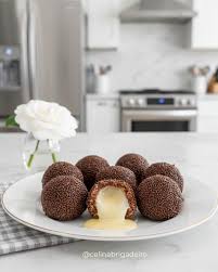 Brigadeiros gourmet de chocolate belga enfileirados em forminhas