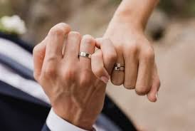 Cincin tunangan solitaire emas kuning. Pasang Cincin Tunangan Di Jari Mana Parasayu Net