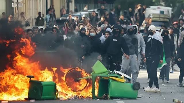 چرا اعتراضات مدارس، دولت فرانسه را به هراس انداخته است؟ - BBC News فارسی
