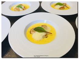 Noix De Saint Jacques Snackees Sauce Safranee Les Plaisirs De La Bouche Noix De Saint Jacques Puree Patate Douce Recette Poisson