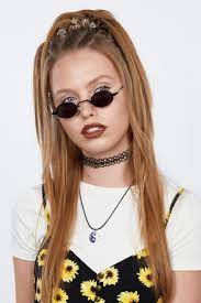 Do The 90 S Have A More Iconic Look Than The Butterfly Clip As If Get This Cali Girl 90 S Inspired Look Yourself U 90s Hairstyles Cali Girl 2000s Hairstyles