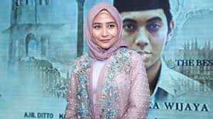 Ia adalah seorang artis cantik yang berprofesi sebagai penyanyi. Geger Prilly Latuconsina Diduga Diam Diam Jalani Foto Prewedding