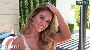 She is an american country pop singer, lyricist, and reality television identity. Jessie James Decker Reveals Her One Personality Trait That Drives Her Husband Crazy Youtube