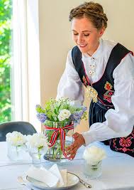 Th of may breakfast without a tasty cup of coffee? Husk Blomster Til Vertskapet 17 Mai Interflora Norge
