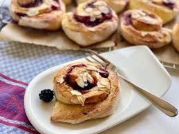 hefeteig schnecken mit beerenfullung ohmylife rezept lebensmittel essen hefeteig rezepte mit hefeteig