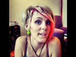 Updated every month, you can see our favorite short hair styles of current month below. Putting In Hair Jewellery Hippie Hair Short Hair Festival Style Hippie Hair Short Hippie Hair Boho Short Hair