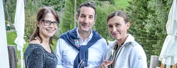 Inizialmente salito alla ribalta nel mondo dell'alpinismo per aver riportato in auge l'arrampicata libera in un periodo nel quale era preponderante la progressione artificiale, rendendosi protagonista nel 1968 del primo viii grado in libera (seguendo la linea logica) al pilastro di. Gesellschaft Schnalser Schaf Im Mittelpunkt Der Vinschger