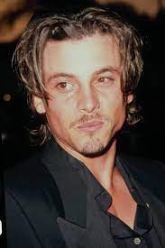 90s Curtains An Actual Men S Hair Trend We Miss 90s Hair Men Mens Facial Hair Styles 90s Hairstyles Men