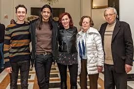 Nascida em lisboa, a 14 de abril de 1964, maria joão gonçalves abreu soares iniciou a carreira profissional no teatro, mas foi a televisão que lhe granjeou a popularidade, com a produções. Caras Maria Joao Abreu Acarinhada Pela Familia Ao Estrear Peca Em Lisboa
