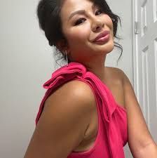 What is an appropriate tip amount for a 250-300 color service?